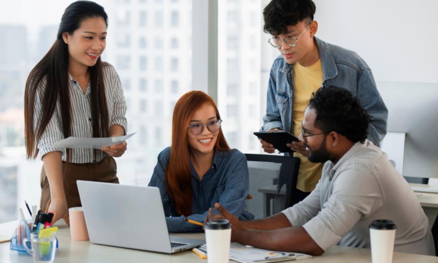 Modernes Büroumfeld mit Fokus auf Teamarbeit und Finanzplanung